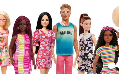 Mattel jde naproti inkluzivitě. Barbie mají protézy, naslouchátka či rozmanité postavy