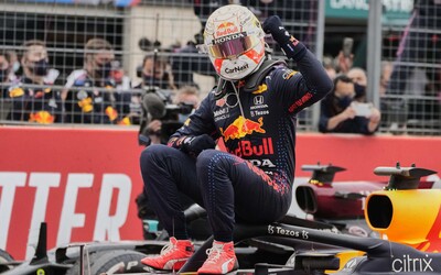 Max Verstappen se stal mistrem světa F1 v neuvěřitelném závěru závodu v Abú Zabí 
