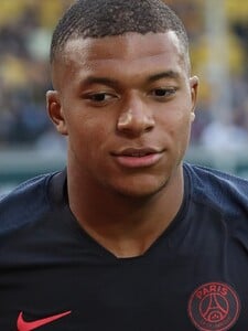 Mbappé se podle spekulací ve Švédsku dopustil znásilnění. Fake news, brání se fotbalista