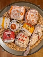 McDonald's, KFC nebo Burger King? Otestovali jsme nejlevnější burgery z fastfoodů a víme, který řetězec tě zklame 