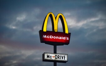 McDonald's otevřel první převážně automatizovanou provozovnu, aktivisté se proti ní bouří