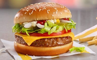 McDonald's sa zapája do bitky vegánskych burgrov, privítaj McPlant
