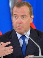 Medvedev zosmiešnil Trumpovu výzvu na ukončenie vojny. Rusko údajne nezaujímajú americké hrozby