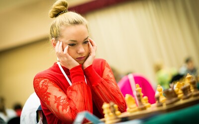 Medzinárodná šachová federácia zakáže účasť transrodovým ženám v súťažiach. Ľudia sa proti zmenám búria