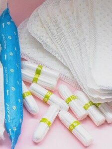 Menstruační chudobu v Česku pociťují desítky tisíc lidí