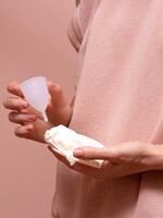 Menstruační potřeby míří do českých škol. Budou zdarma a na všech toaletách