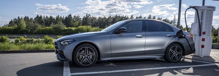Mercedes-Benz ponúka triedu C už aj v plug-in hybridnej verzii s pozoruhodným dojazdom a nabíjaním