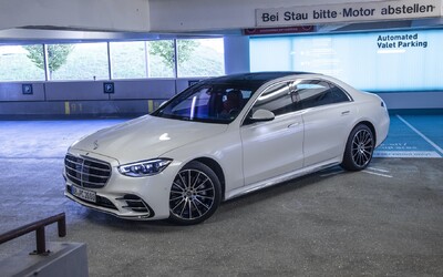 Mercedes-Benz s novým vozem třídy S spouští pilotní projekt automatizovaného parkování bez řidiče