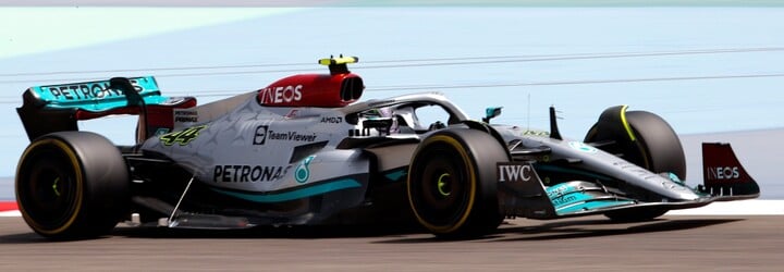 Mercedes na předsezónních testech šokoval monopostem s radikálně změněnými bočnicemi. Porušuje pravidla?