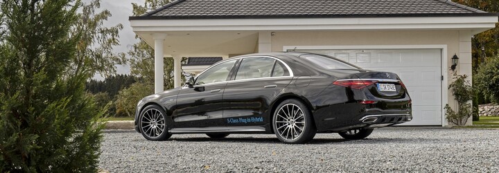 Mercedes třídy S v nové plug-in hybridní verzi dokáže na elektrický pohon absolvovat více než 100 km