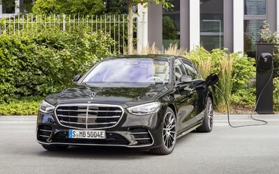Mercedes triedy S v novej plug-in hybridnej verzii dokáže na elektrický pohon absolvovať viac ako 100 km
