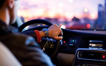 Mercedes zvoláva stovky majiteľov áut do servisu. Hrozí im vážne poranenie alebo vznik požiaru