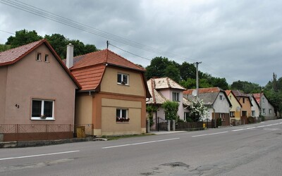 Mesto Detva predáva rekreačný dom s pozemkami za mimoriadne výhodnú sumu. Nehnuteľnosť sa nachádza na juhu Slovenska