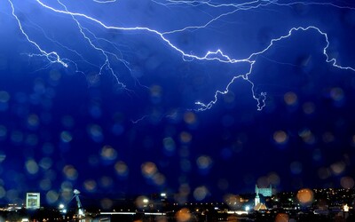 Meteorologové zpřísnili výstrahu před bouřkami. V některých krajích hrozí i přívalový déšť