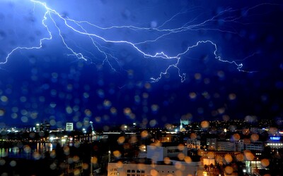 Meteorologové zpřísnili výstrahu před bouřkami. V některých krajích hrozí i přívalový déšť