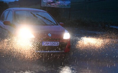 Meteorológovia hlásia búrlivý víkend s intenzívnymi búrkami. SHMÚ vydalo výstrahy pre celé Slovensko