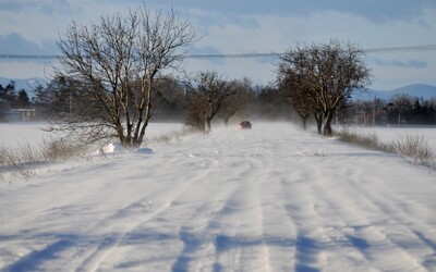 Meteorológovia varujú pred snehovými jazykmi vo väčšine krajov, sever Slovenska potrápi vietor