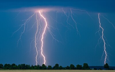 Meteorológovia vydali výstrahy pred búrkami aj na stredu. Tieto časti Slovenska môžu očakávať výdatný dážď