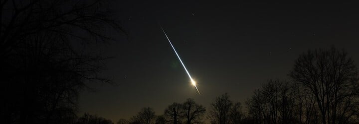 Metrový asteroid rozzářil nebe nad Lamanšským průlivem. Vědci předpověděli, kdy a kudy proletí