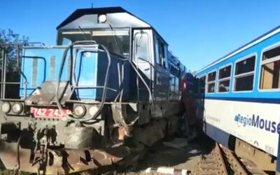 Mezi Kdyní a Domažlicemi se srazil osobní vlak se služebním. Šest zraněných musel transportovat vrtulník