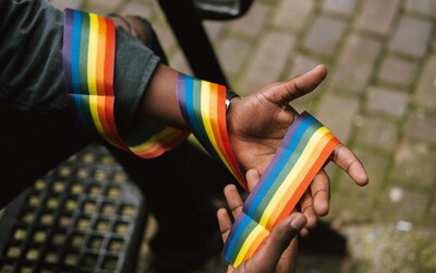 Mezinárodní den proti homofobii, bifobii, intersexfobii a transfobii. Proč je třeba jej připomínat?
