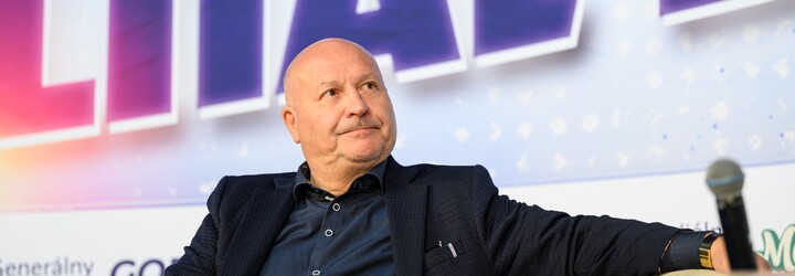 Michal David mal autonehodu. Spevák skončil s rozbitým autom, vodič išiel na červenú