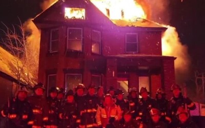Miesto hasenia požiaru sa títo hasiči s horiacou budovou fotili