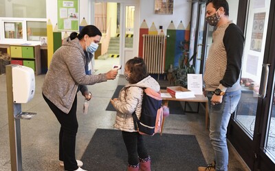 Mikas vyzval regionálnych hygienikov na plošné zatváranie škôl, ak je situácia alarmujúca