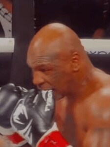 Mike Tyson se v zápase s Jakem Paulem kousal do rukavice. „Jsem na kousání fixovaný,“ řekl po boji