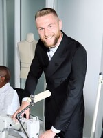 Milan Škriniar a Mbappé hviezdia v novej kampani od Dioru: sleduj elegantnú kolekciu pre PSG na sezónu 2023/2024