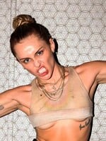 Miley Cyrus má ďalšieho partnera. Po manželovi a modelke fanúšikovia natočili video, kde sa bozkáva s ďalším známym mužom