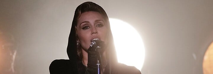 Miley Cyrus oslavuje zmierenie. Svojmu otcovi k narodeninám venovala pieseň o dôvere