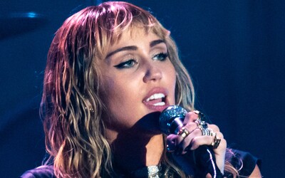 Miley Cyrus připomíná ženám jejich hodnotu. Písní Flowers (ne)přímo kritizuje svého bývalého manžela