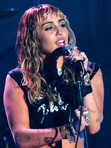 Miley Cyrus si postěžovala, že ji Grammy roky nebralo vážně. Nešetřila sprostými slovy