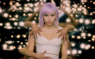 Miley Cyrus odhaluje 5. sérii Black Mirror futuristickým trailerem
