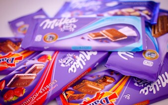 Milka bude menšia, no stále za rovnakú cenu. Hmotnosť čokolády ovplyvní cena kakaa
