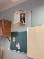 Miloš Zeman opět ve vitríně. Úprava oficiálního portrétu prezidenta ve školní třídě baví internet