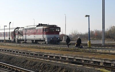 Mimořádná výluka na trati v Praze, hasiči evakuují desítky cestujících. Na vině má být strojvedoucí