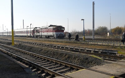 Mimořádná výluka na trati v Praze, hasiči evakuují desítky cestujících. Na vině má být strojvedoucí