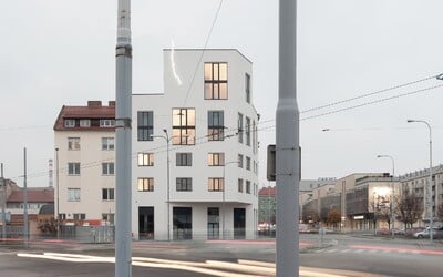Minimalistický dům v Brně má na fasádě neonový blesk a uvnitř stylové loftové byty