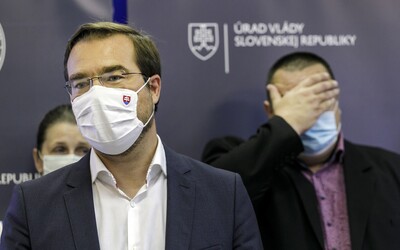 Minister Krajčí ani hlavný hygienik Mikas nemajú koronavírus. Sedeli pritom v jednej miestnosti s pozitívnym pacientom