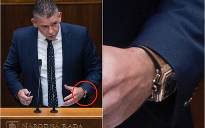 Minister Mikulec nosí 40-tisícový model hodiniek Hublot. Tvrdí, že je to dar a replika