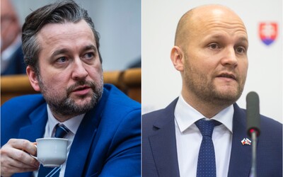 Minister obrany Jaroslav Naď podal žalobu na Ľuboša Blahu. Chce ospravedlnenie, vymazanie statusov a 100-tisíc eur
