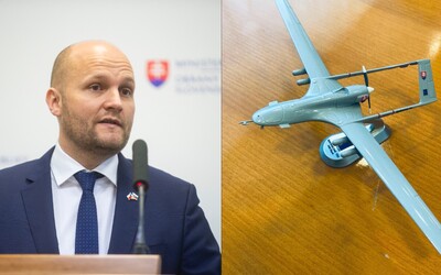 Minister obrany Jaroslav Naď rokoval s výrobcom tureckých dronov. Zverejnil fotku modelu Bayraktaru so slovenskými symbolmi