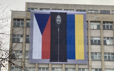 Ministerstvo vnitra na budovu vyvěsilo Putina v pytli na mrtvoly společně s českou a ukrajinskou vlajkou