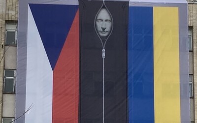 Ministerstvo vnitra na budovu vyvěsilo Putina v pytli na mrtvoly společně s českou a ukrajinskou vlajkou