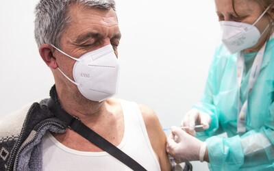 Ministerstvo zdravotníctva čoskoro spustí registráciu na očkovanie štvrtou dávkou aj pre všetkých ľudí nad 50 rokov 