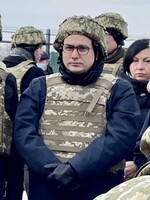 Ministr Lipavský sklidil za svůj armádní outfit výsměch. Vy byste s*ali olej už ve vrtulníku, brání ho Topolánek