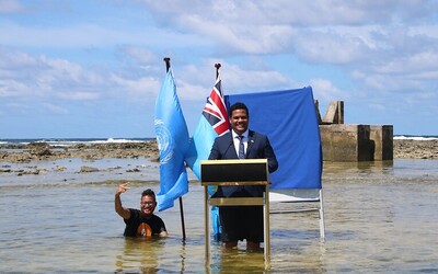 Ministr Tuvalu stál během proslovu na COP26 po kolena ve vodě. Demonstroval tak blížící se hrozbu