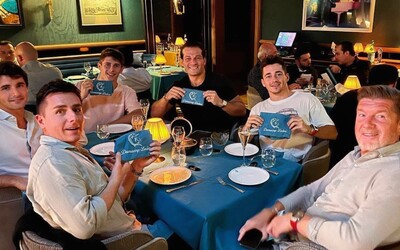 Miroslav Výboh pózuje na Instagrame v luxusnej reštaurácii v Dubaji s pretekárom F1. Medzinárodný zatykač ho zjavne netrápi
